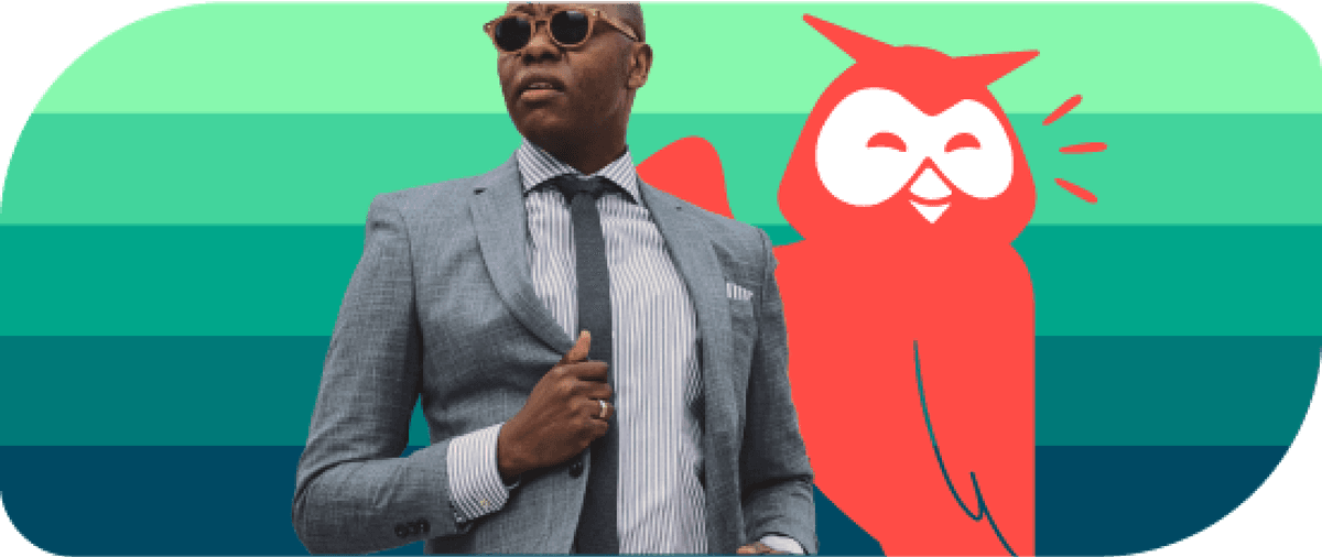 Hombre elegante en traje junto a Owly