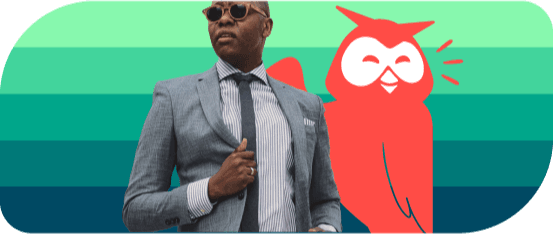 Hombre de traje con gafas de sol posando junto a Owly