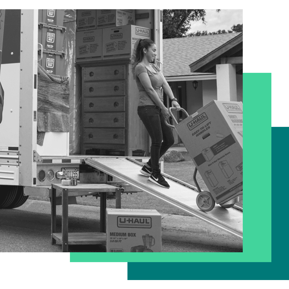 Gráfico da U-haul de uma mulher descarregando um caminhão de mudança com uma caixa.